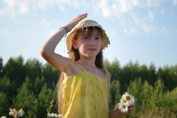 Gyönyörű tini lány nyári rét, gyűjtő virágok portréja — Stock Fotó