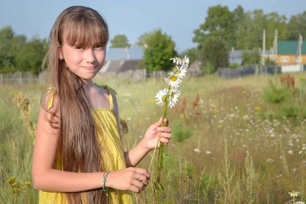 Joyeux adolescent fille à la prairie d'été, la collecte de fleurs — Photo