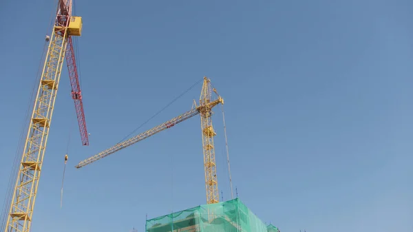 Grúas de trabajo en obra —  Fotos de Stock