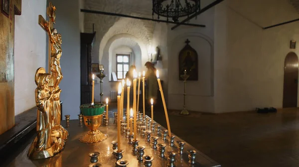 Bougies dans une église orthodoxe — Photo