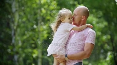 Sarılma ve onun kızı park, yavaş hareket sallanan mutlu baba