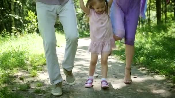 Familie im Park - kleines blondes Mädchen, Vater und Mutter unterhalten sich im Freien in Zeitlupe — Stockvideo