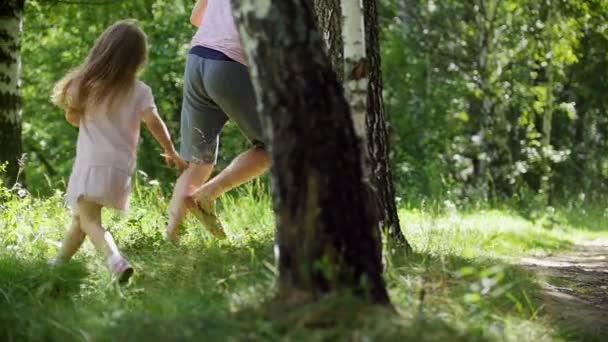 Vater läuft mit Tochter im Sommerpark in Zeitlupe — Stockvideo