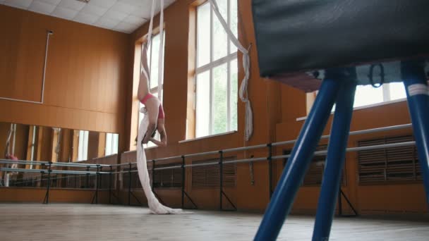 Chica atleta realiza ejercicios de acrobacia en el gimnasio - traje rosa — Vídeos de Stock