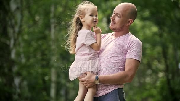Vater mit kleinen Töchtern im Park, Zeitlupe — Stockvideo