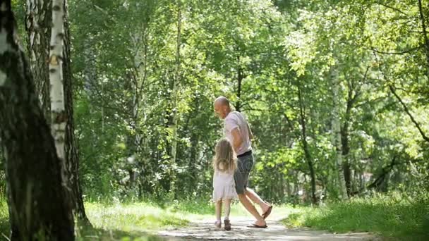 Lycklig familj - mannen med sin dotter i sommar park, slow motion — Stockvideo