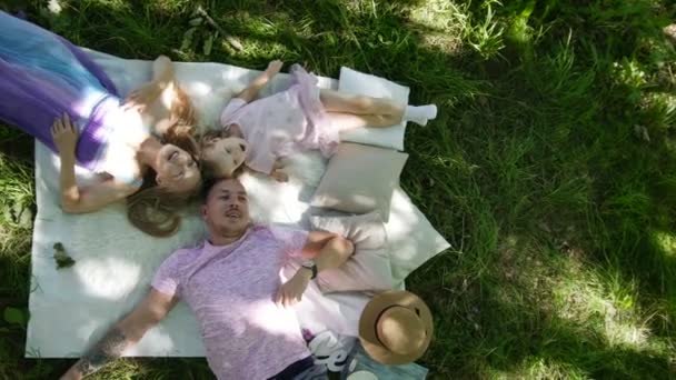 Family is resting in park - father, mother and daughter have breakfast - top view — Stock Video