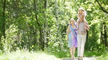 Yaz günü - Dadı, baba ve kızı Park aile