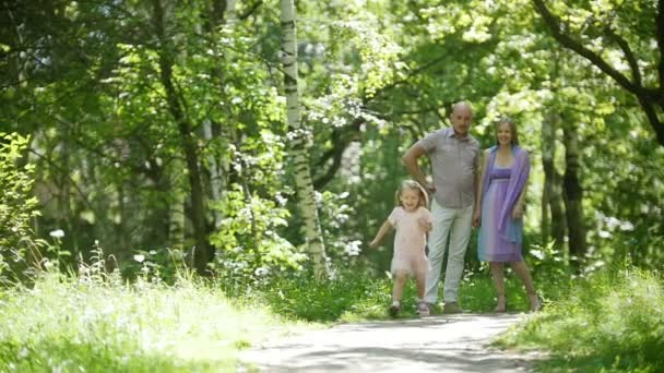 행복 한 가족-어린 소녀 공원, 카메라를 향해 실행은 슬로우 모션 — 비디오