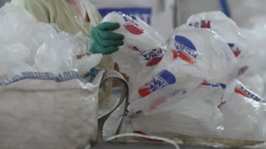 Kazan, Rusya, 22 Haziran 2017, bölge Ecograd - plastik geri dönüşüm - bitkinin hazırlama tesisi üzerinde işçisi kadın