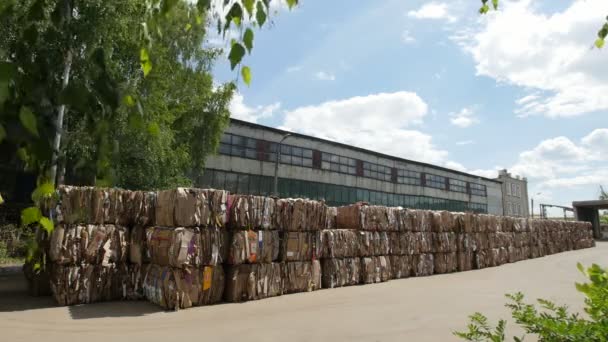 Kazan, Ryssland, 22 juni 2017, territorium av växten Ecograd - komprimerade kartong, slider — Stockvideo