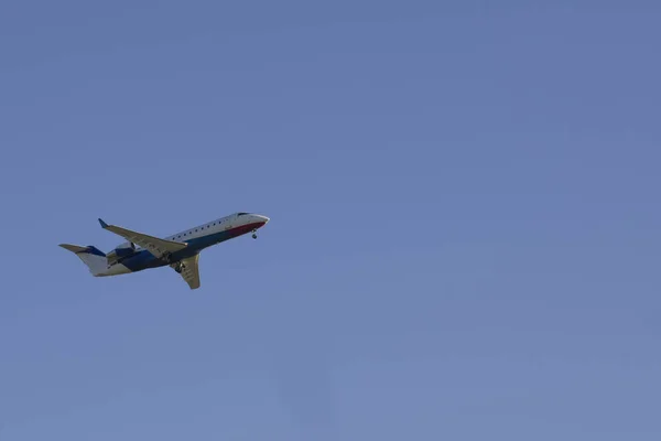 Aereo passeggeri che vola in cielo - viaggi aerei — Foto Stock