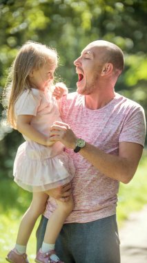 Baba küçük kızı Park, yaz günü çalış