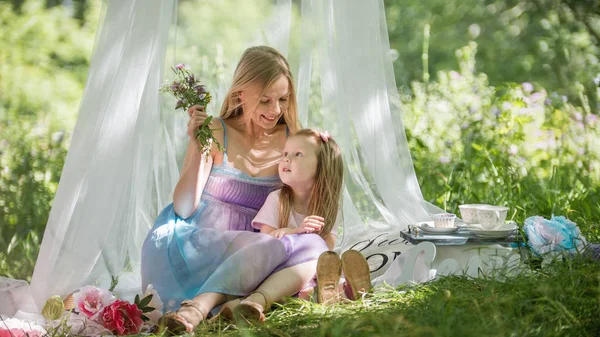 Embrasser mère et fille dans le parc - pique-nique et anniversaire — Photo