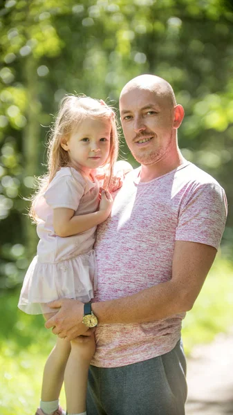 幸せな家族の夏の公園で娘と父 - 垂直 — ストック写真