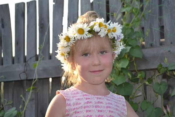 髪のロシアの村の花でかわいい女の子の肖像画 — ストック写真