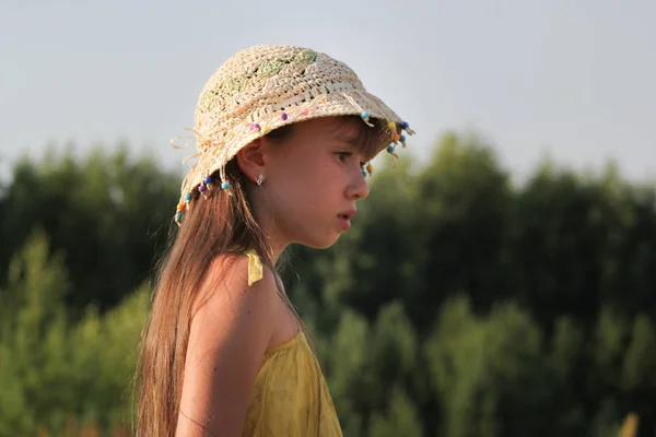 Retrato de chica adolescente soñadora en el prado de verano — Foto de Stock