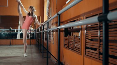 Zarif kız balerin Studio, akrobatik unsurları pratik