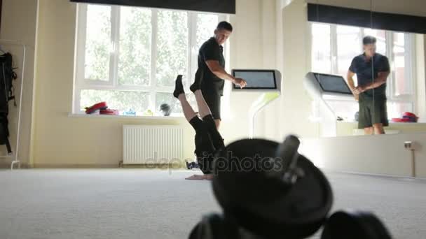 Aptidão EMS - Mulher com exercícios de treinador em ginásio usar colete de fitness eletrônico — Vídeo de Stock