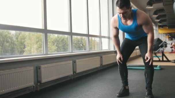 Чоловік культурист робить вправи для розігріву в тренажерному залі — стокове відео
