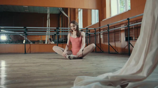 Modelo menina bailarina praticando posar no estúdio — Fotografia de Stock