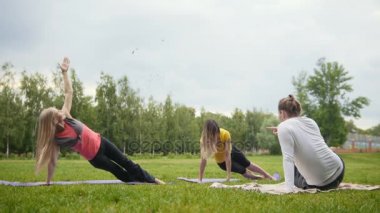 Park - Koç yoga iki çekici kız öğretir