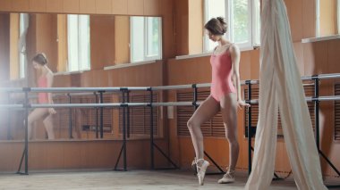 Zarif kız balerin stüdyoda dans unsurları pratik