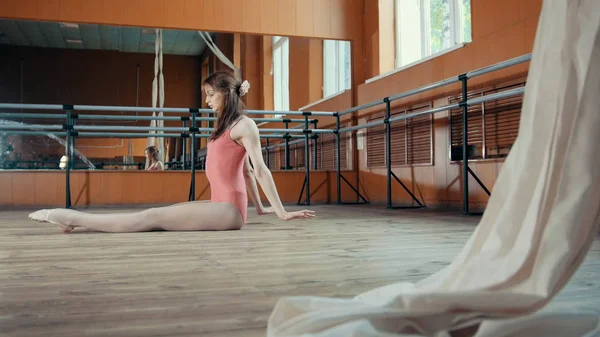 Красива гнучка дівчина зігрівається в балеті — стокове фото