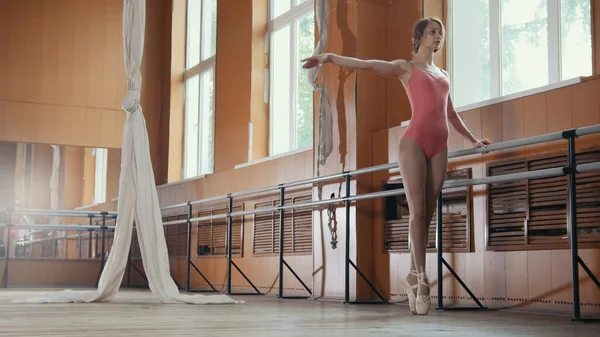 Modelo menina bailarina praticando no estúdio — Fotografia de Stock