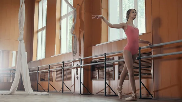 Модель дівчата балерини практикує в студії — стокове фото