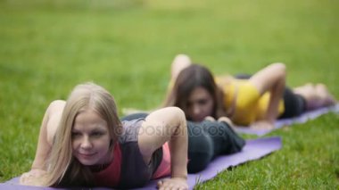 Çekici bir genç kadın parkta esneklik için eğitim gerçekleştirir