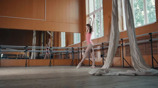 Витончена дівчина-балерина практикує в студії, елементи танцю — стокове фото