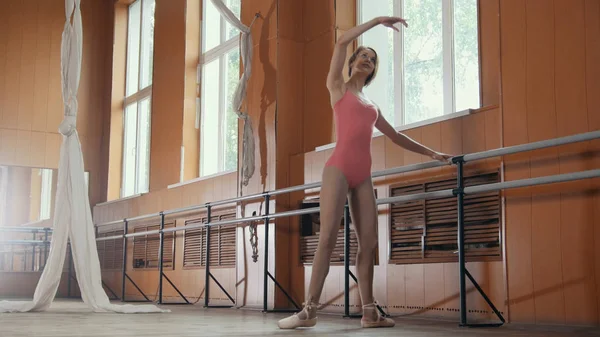 Витончена дівчина-балерина практикує в студії, елементи танцю — стокове фото