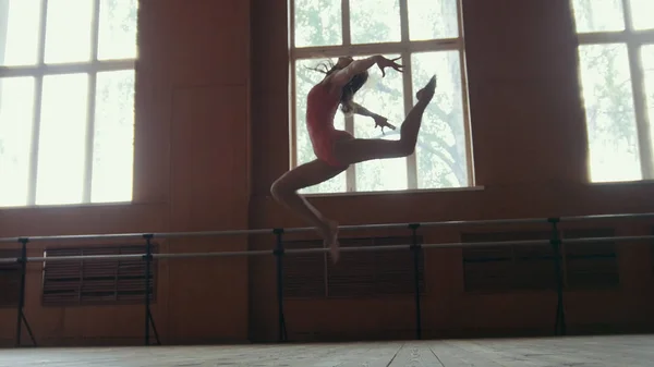 Ballerina esegue acrobazie trucchi in studio — Foto Stock