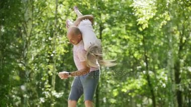 Babası çalış kızı Park - onun küçük bebek, ağır çekim atma