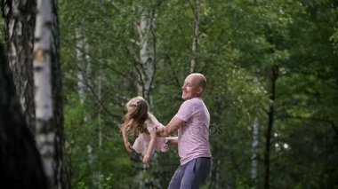 Park - baba ile kız çocuk baba küçük kızı, iplik yavaş hareket