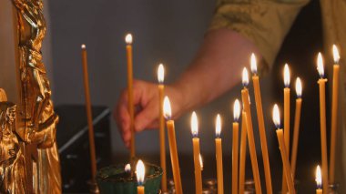 Cemaatimden bir mum bir Ortodoks Kilisesi içinde koymak