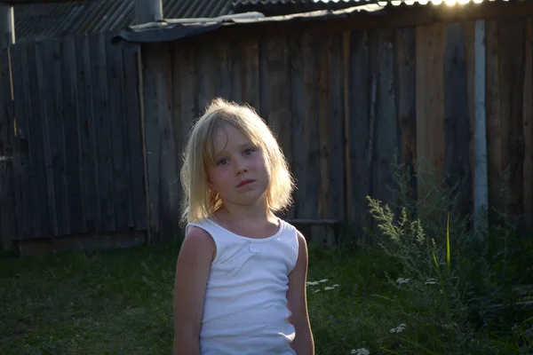 Petite fille mignonne blonde posant à la campagne, village d'été — Photo
