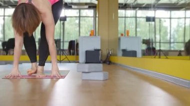 Yetişkin kadının spor salonunda, atış kaymak yoga egzersizleri yapması