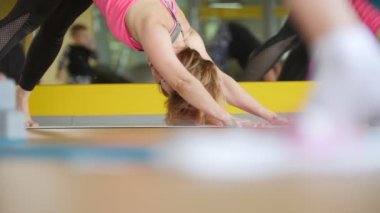 Olgun kadın fitness salonunda - germe yoga eğitim