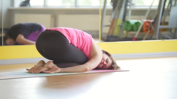 Joga w sali gimnastycznej - trener pokazuje stretching ćwiczenia dla kobiet dojrzałych — Wideo stockowe