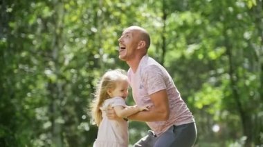 Mutlu bir aile: babası ve onun mutlu kızı çocuk yaz Park - yavaş hareket