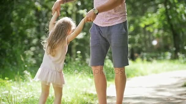 Niña con padre en el parque - papá está girando su Niña, cámara lenta — Vídeos de Stock