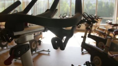Simülatörleri, modern bir fitness kulüp, iç spor salonunda Bisiklet kaymak vurdu