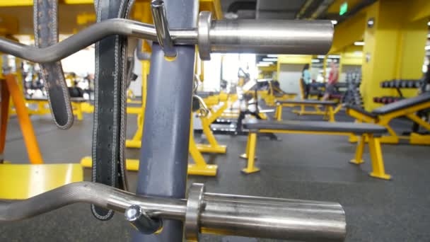 Bastidor para pesas en Fitness Gym - interior del gimnasio — Vídeos de Stock