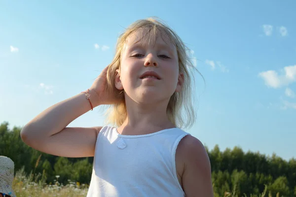 金髪かわいい子女の子、夏の村の田園地帯でポーズ — ストック写真
