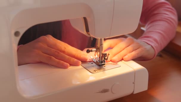 Las mujeres que cosen con la máquina de coser - de cerca — Vídeos de Stock