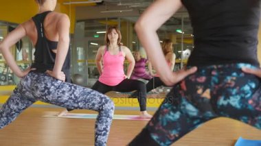 Spor salonunda yoga egzersizleri yapıyor kadın