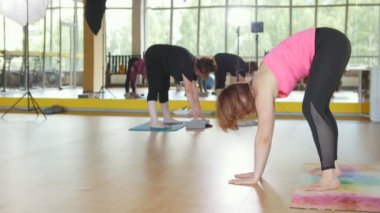 Yetişkin Olgun kadın fitness salonunda - germe yoga eğitim
