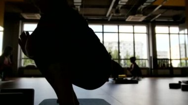 Spor salonu - yoga eğitimi - siluet, kaymak vurdu içinde Olgun kadın